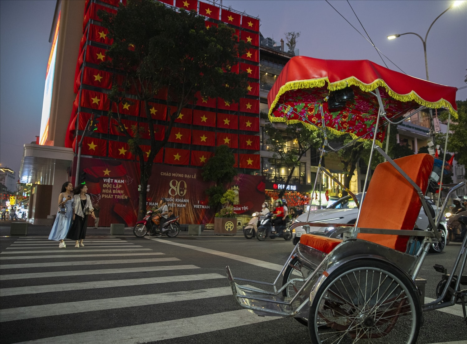 Mặt tiền tòa nhà hướng ra hồ cũng được chỉnh trang và trang hoàng rực rỡ với hàng trăm lá cờ Tổ quốc. (Ảnh Tuấn Ninh)