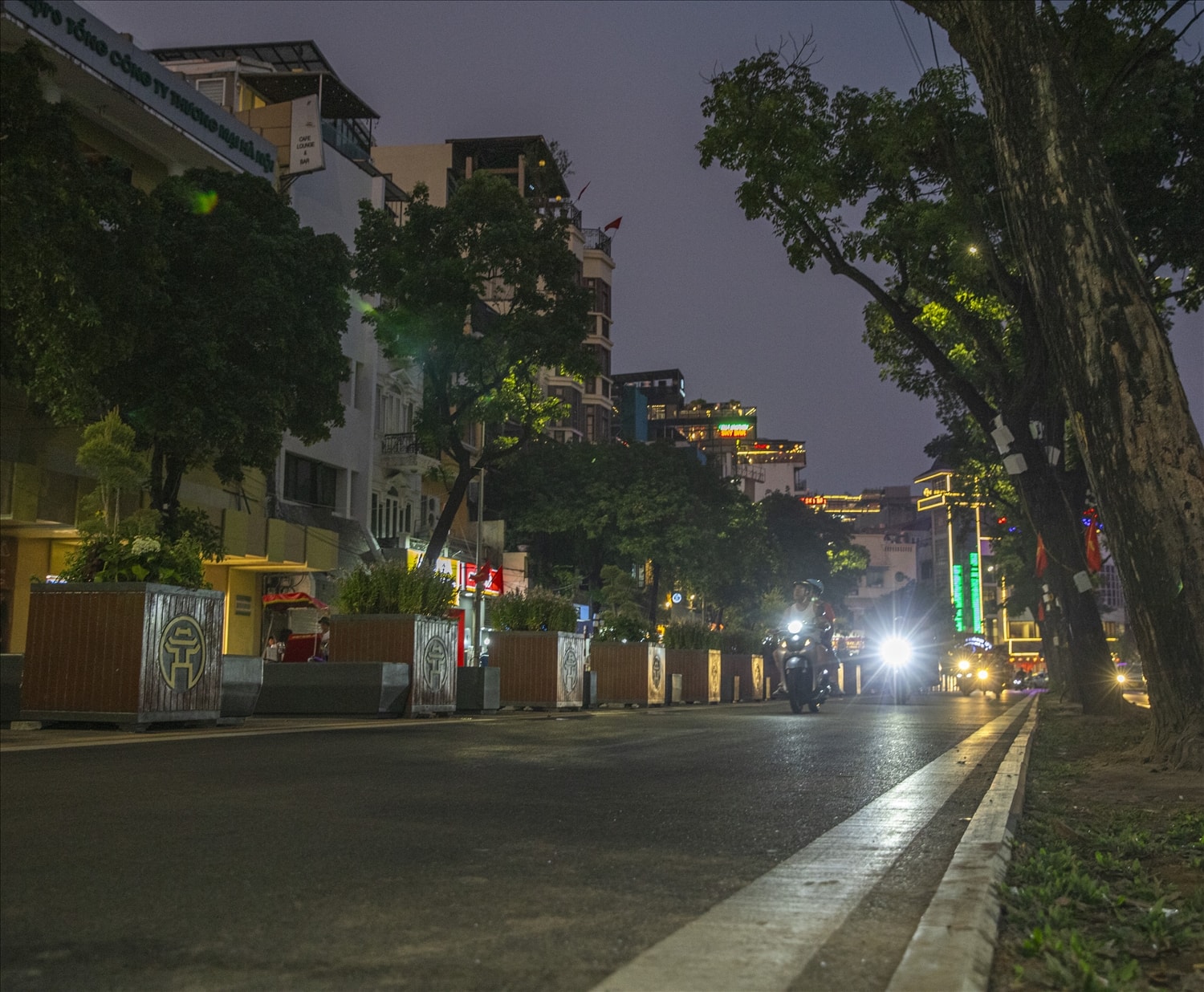Trên phố Đinh Tiên Hoàng, bãi xe và dải phân cách đã được dỡ bỏ, giúp giao thông thông thoáng và hợp lý hơn. (Ảnh Tuấn Ninh)