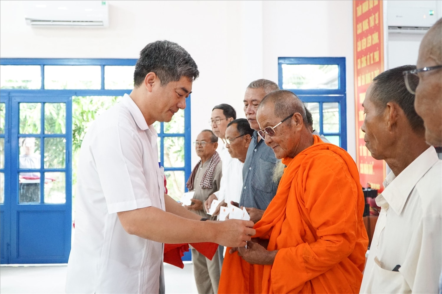 Thứ trưởng Bộ Dân tộc và Tôn giáo Y Vinh Tơr thăm hỏi, tặng quà cho các hộ nghèo tại xã An Cư