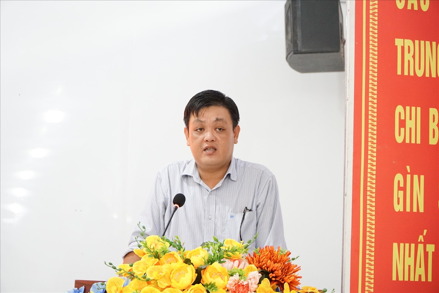 Ông Nguyễn Duy Phong, Chủ tịch UBND xã An Cư, báo cáo các nội dung với đoàn công tác