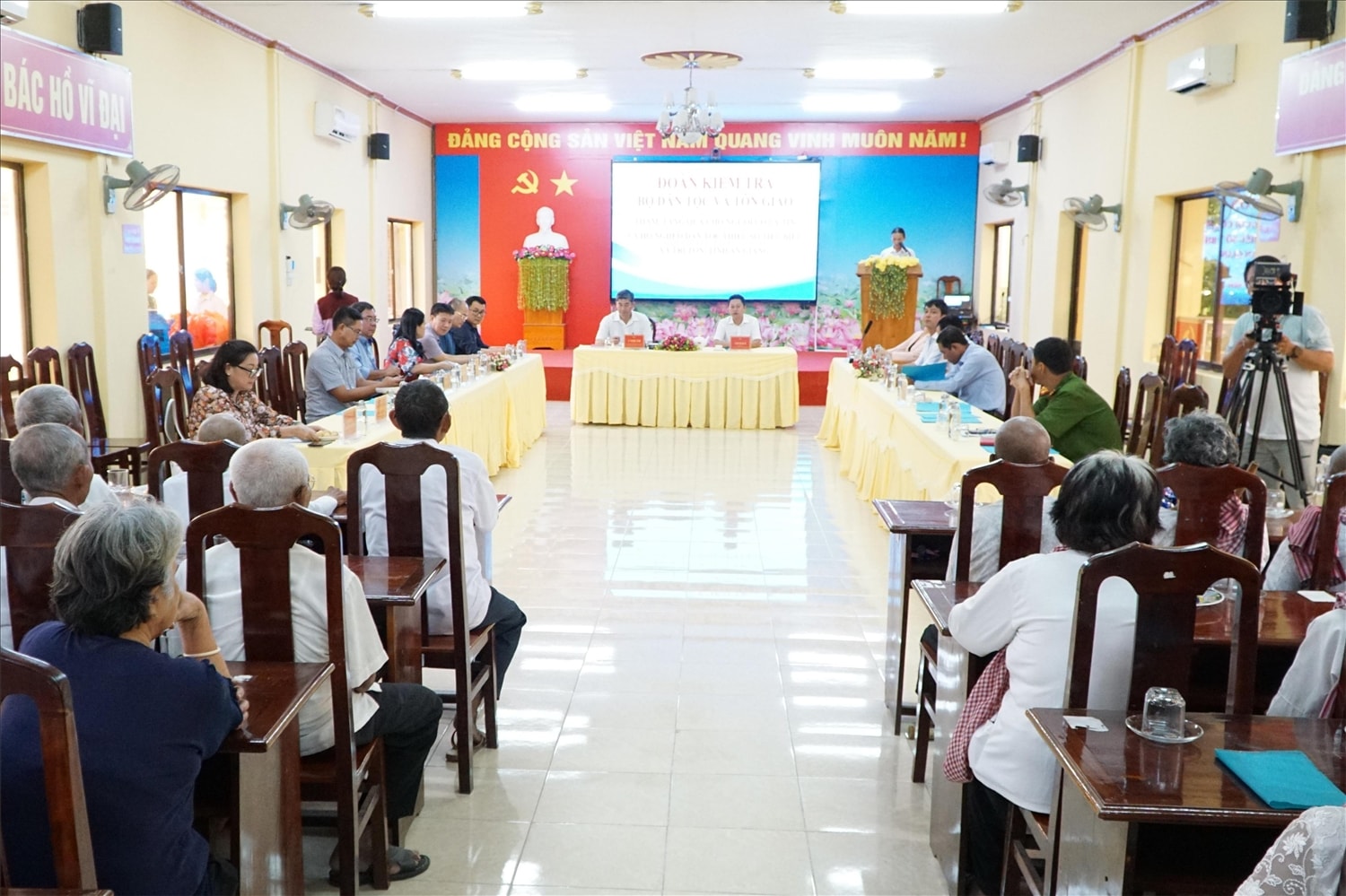 Quang cảnh buổi làm việc tại xã Tri Tôn
