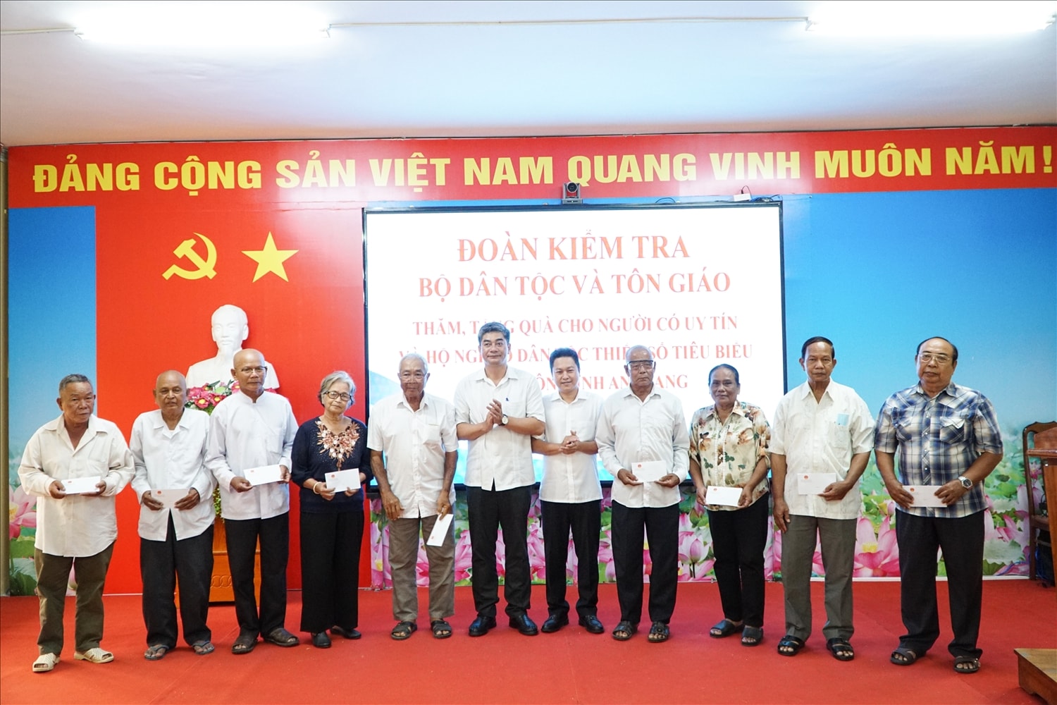 Thứ trưởng Bộ Dân tộc và Tôn giáo Y Vinh Tơr thăm hỏi, tặng quà cho các hộ nghèo tại xã Tri Tôn