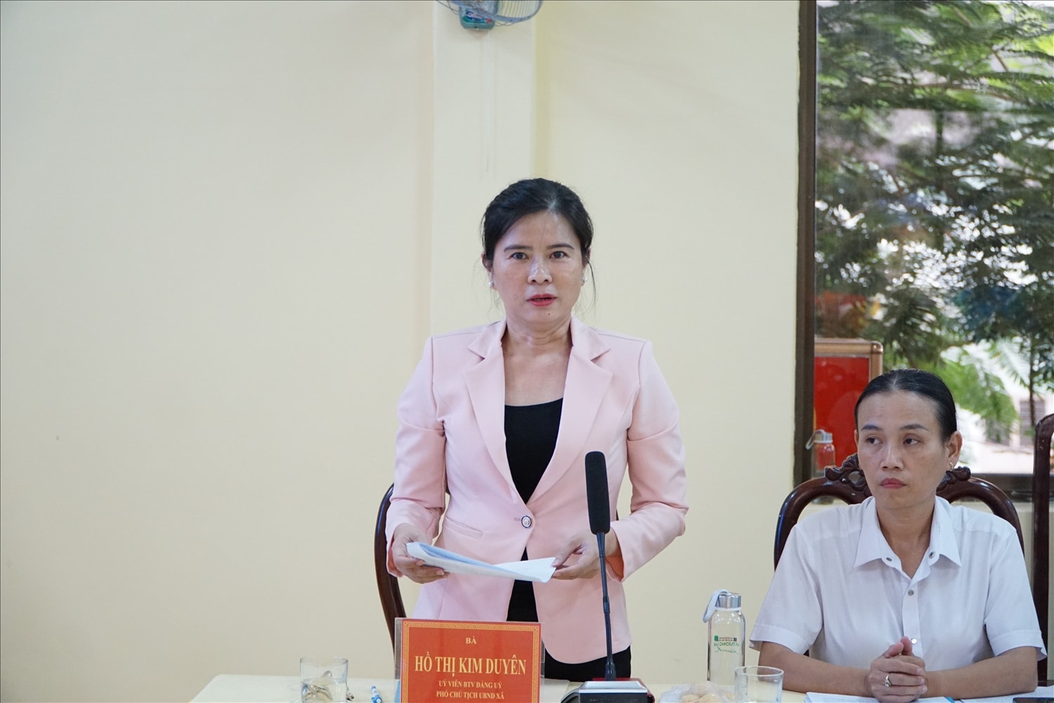 Bà Hồ Thị Kim Duyên, Phó Chủ tịch UBND xã Tri Tôn, báo cáo về việc vận hành chính quyền 2 cấp và thực hiện các chính sách dân tộc, tôn giáo trên địa bàn