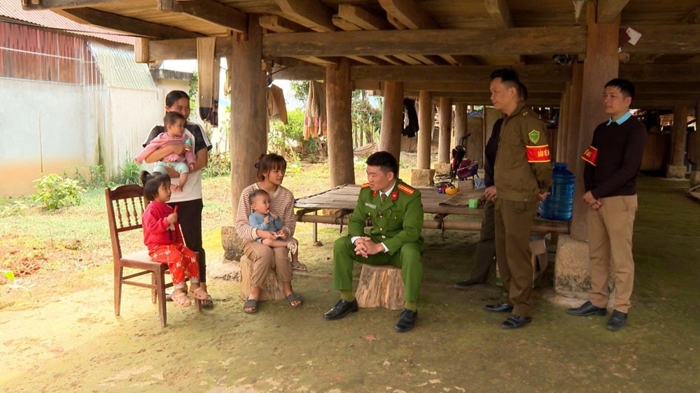 Lực lượng Công an Thanh Hóa phối hợp địa phương tuyên truyền, vận động người dân ký cam kết xây dựng xã, phường không ma túy. Ảnh: Công an Thanh Hoá