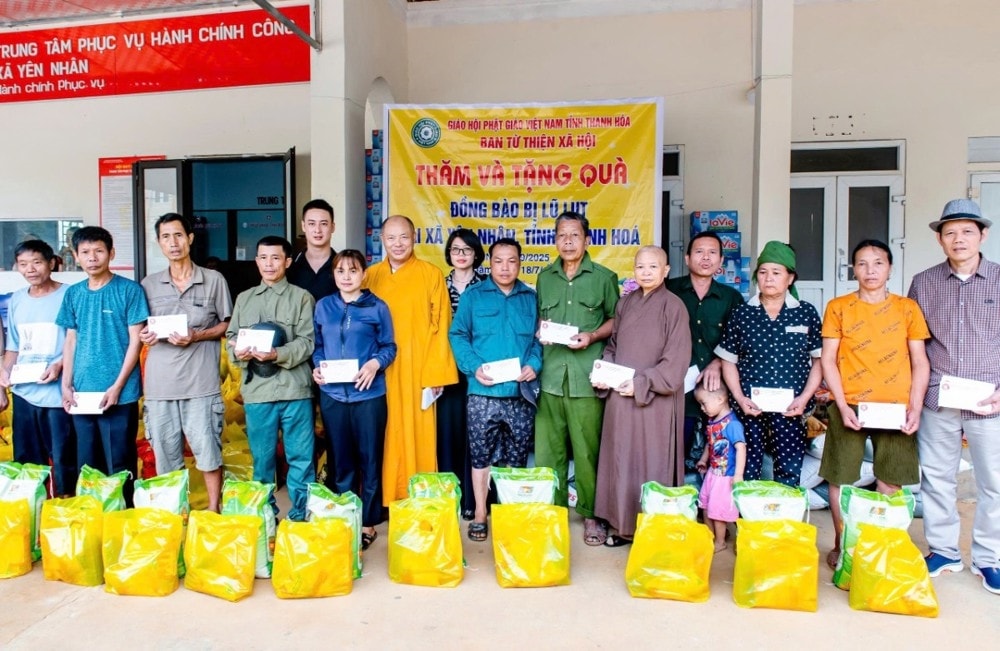 (tin)Phật giáo tỉnh Thanh Hóa trao quà từ thiện tại xã Yên Nhân 5