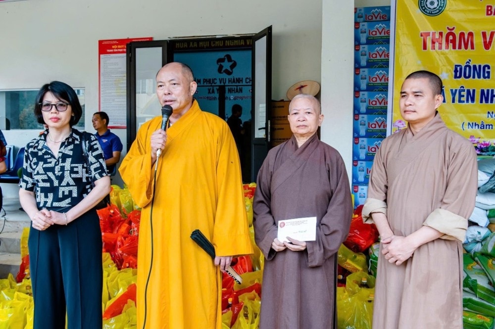 Thượng tọa Thích Tâm Định phát biểu tại buổi trao quà (ảnh PV) Thượng tọa Thích Tâm Định phát biểu tại buổi trao quà (ảnh PV)