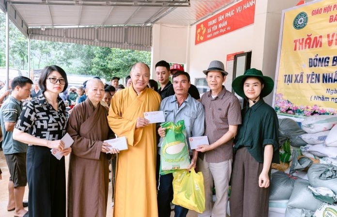 Cùng đi còn có bà Nguyễn Thị Huệ - Phó ban Dân tộc - Tôn giáo và các hội quần chúng UB MTTQ tỉnh Thanh Hóa(ảnh PV) Cùng đi còn có bà Nguyễn Thị Huệ - Phó ban Dân tộc - Tôn giáo và các hội quần chúng UB MTTQ tỉnh Thanh Hóa(ảnh PV)