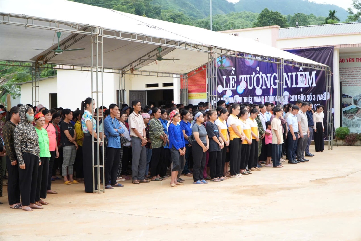 Các đại biểu và người dân giành 1 một phút tưởng niệm các nạn nhân (ảnh Trọng Bảo)