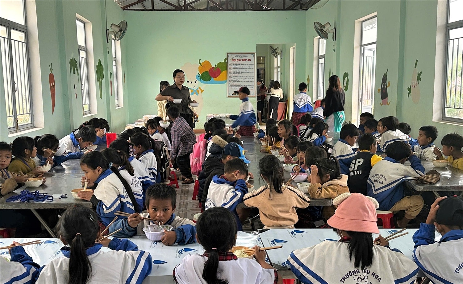 Khi đến trường, các em học sinh sẽ được ăn sáng trước khi vào lớp học. (Ảnh: Ngọc Chí)