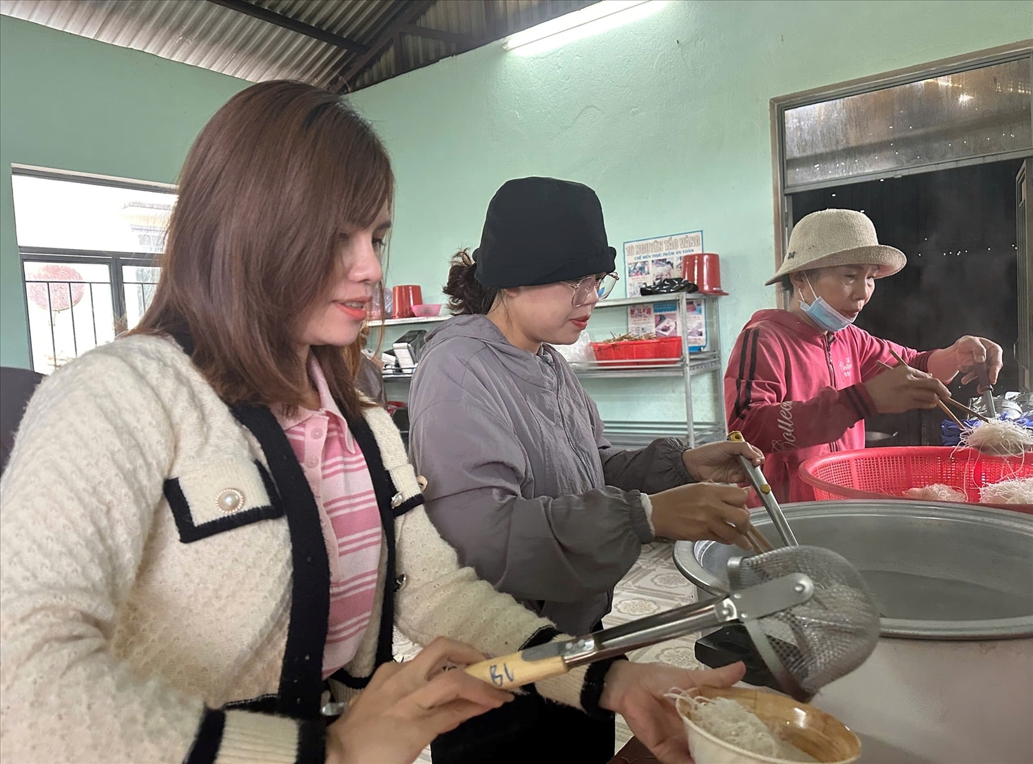 Từ sáng sớm, các cô giáo Trường Tiểu học Kim Đồng vào bếp nấu bữa ăn sáng cho các em học sinh. (Ảnh: Ngọc Chí)
