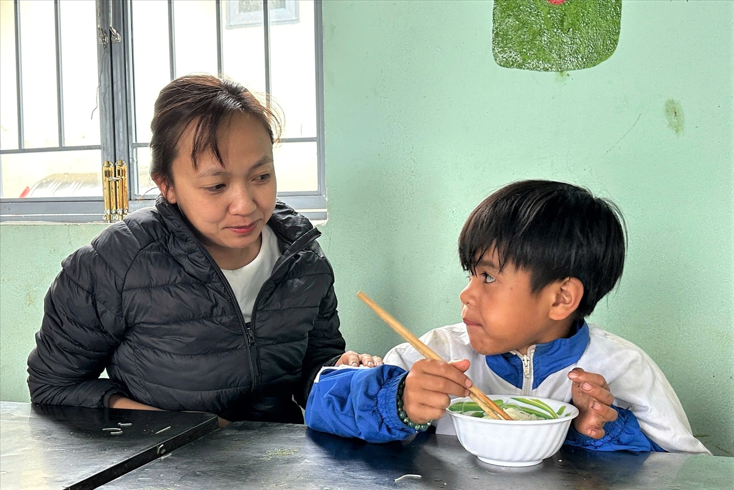 Các cô giáo vừa là người nấu ăn, vừa là người phục vụ buổi ăn sáng cho các em học sinh. (Ảnh: Ngọc Chí)