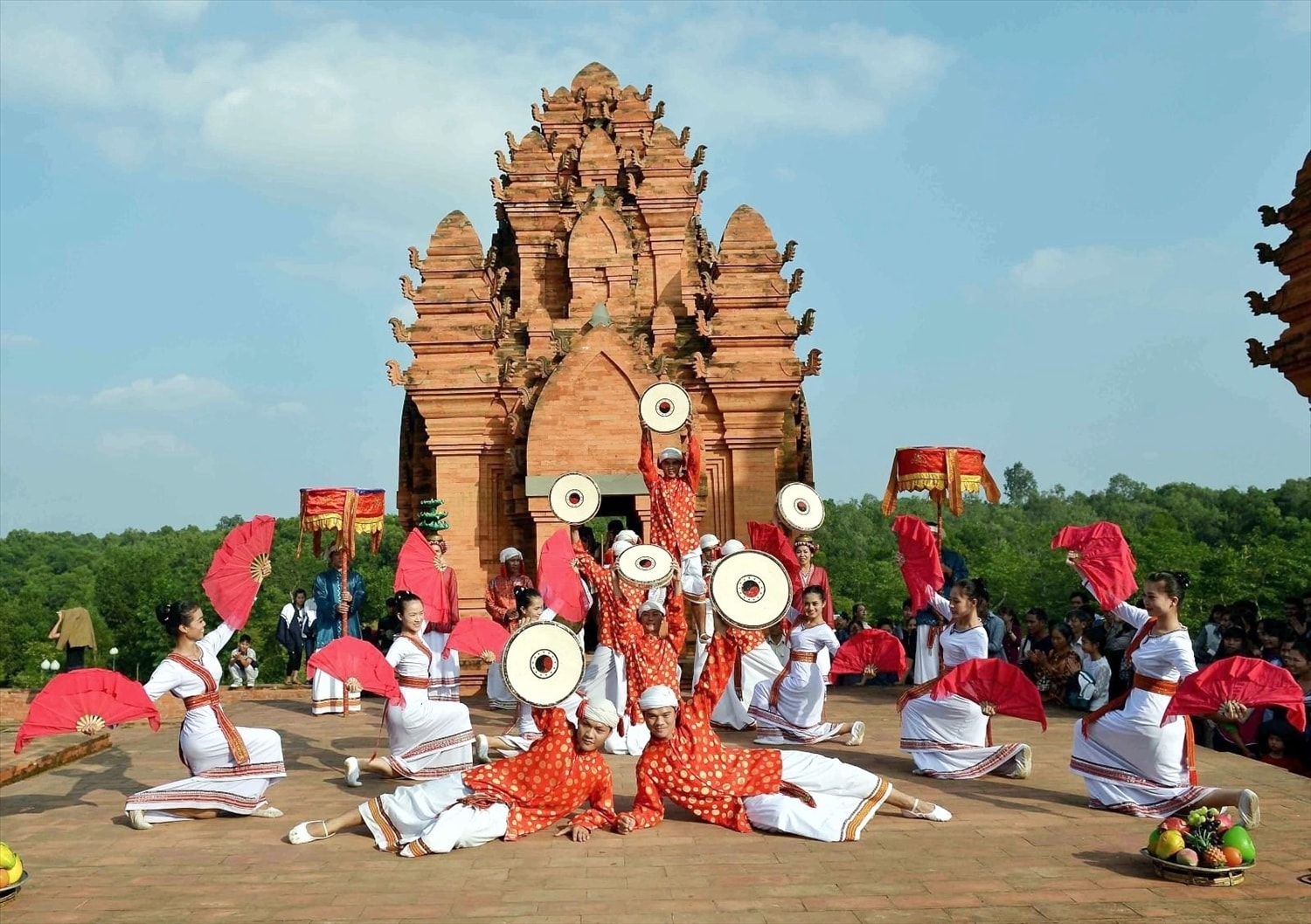 Ngày hội văn hoá dân tộc Chăm sẽ có nhiều hoạt động đặc sắc nhằm bảo tồn văn hoá dân tộc và thu hút du khách (Ảnh minh hoạ) Ngày hội văn hoá dân tộc Chăm sẽ có nhiều hoạt động đặc sắc nhằm bảo tồn văn hoá dân tộc và thu hút du khách (Ảnh minh hoạ)