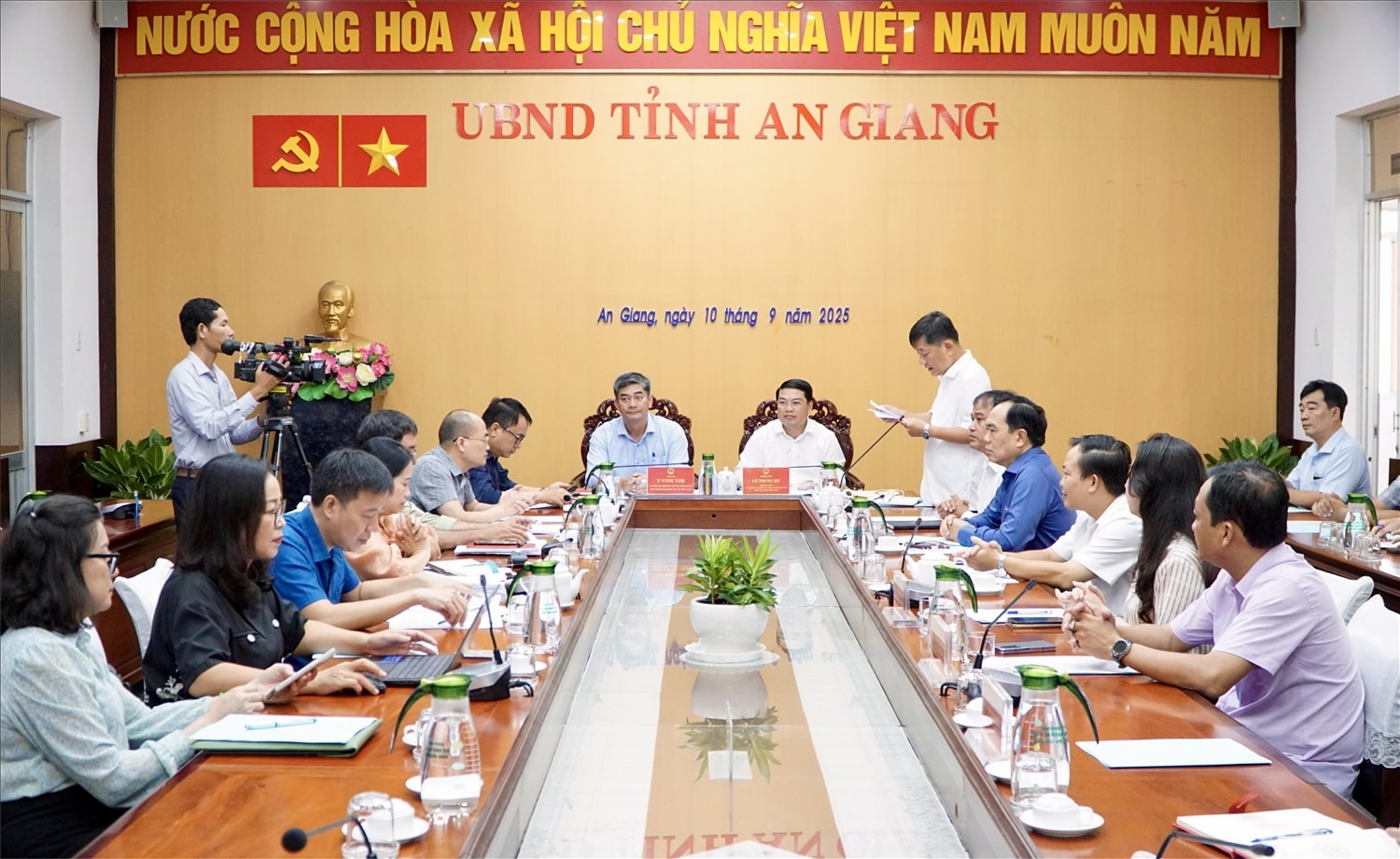 Quang cảnh buổi làm việc