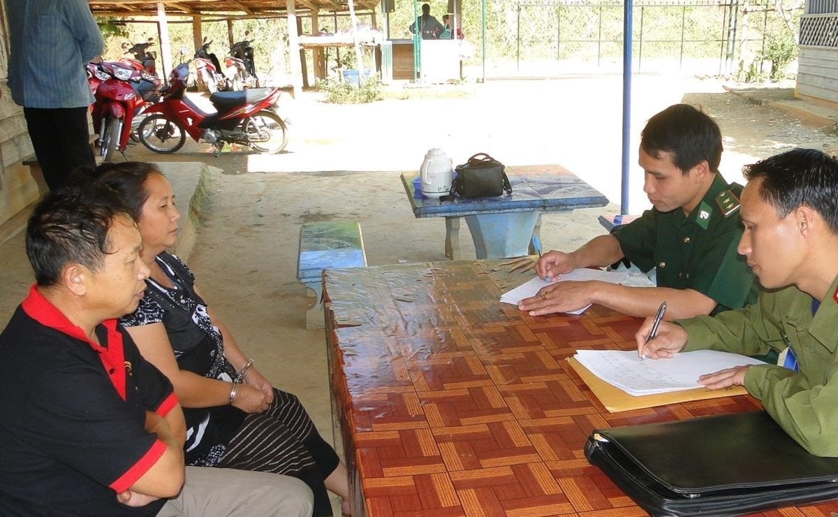 Nhờ biết tiếng dân tộc nên cán bộ Đồn Biên phòng cửa khẩu quốc tế Na Mèo đã nắm bắt tình hình địa bàn thuận lợi hơn (ảnh PV)