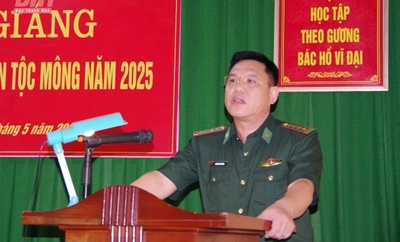 Đại tá Hoàng Văn Hùng, Chính uỷ BĐBP tỉnh Thanh Hóa phát biểu tại lễ khai giảng lớp bồi dưỡng tiếng dân tộc Mông năm 2025. (ảnh PV)