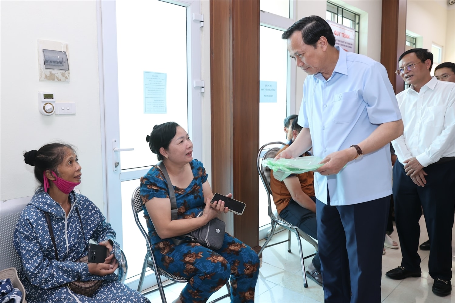  Bộ trưởng Bộ Dân tộc và Tôn giáo Đào Ngọc Dung thăm hỏi người dân ở Trung tâm Hành chính công xã Đồng Hỷ, tỉnh Thái Nguyên (Ảnh: Lê Anh Dũng)