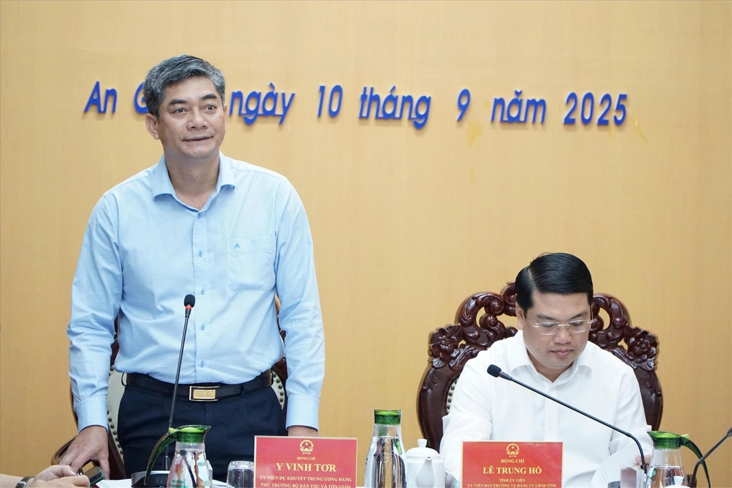 Quan tâm xây dựng, bồi dưỡng đội ngũ cán bộ người DTTS trong chính quyền 2 cấp 