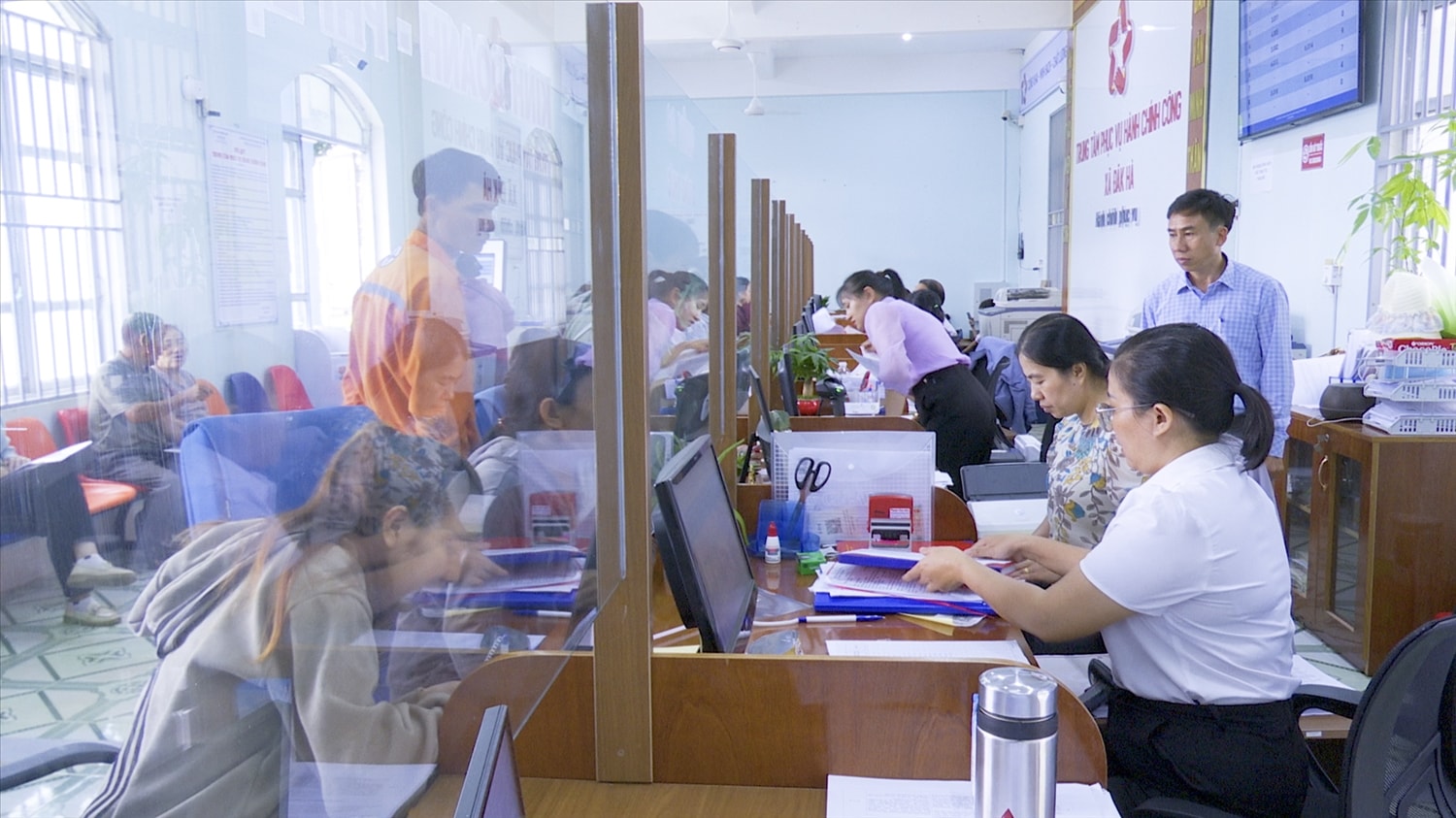 Việc triển khai ứng dụng đặt lịch trực tuyến UniQMS đã giúp người dân trên địa bàn xã Đăk Hà thuận tiện hơn trong quá trình giải quyết các thủ tục hành chính. (Ảnh: Ngọc Chí)