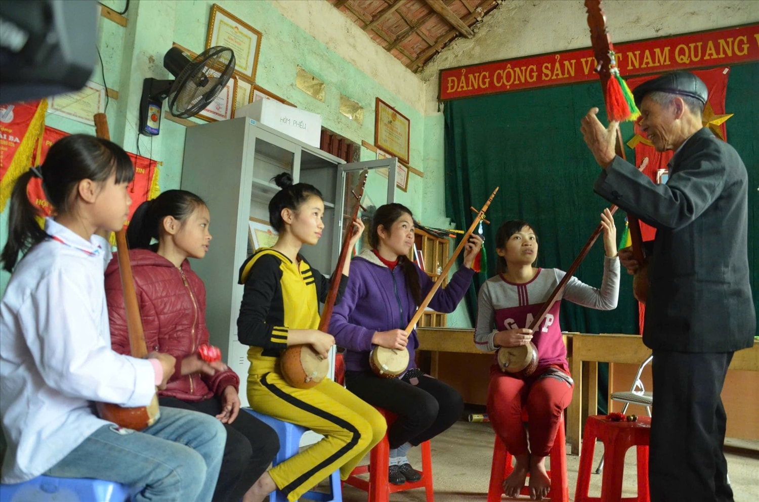 Nghệ nhân Phú miệt mài truyền dạy cho thế hệ trẻ (Ảnh: Mỹ Dung) Nghệ nhân Phú miệt mài truyền dạy cho thế hệ trẻ (Ảnh: Mỹ Dung)