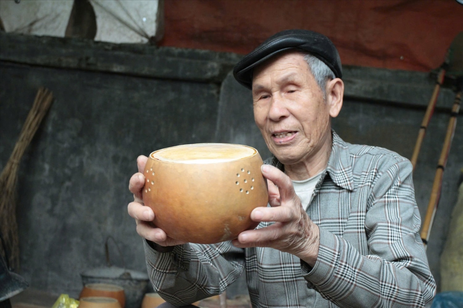 Nghệ nhân Phú còn dành trọn tâm huyết cho việc chế tác đàn tính (Ảnh: Mỹ Dung) Nghệ nhân Phú còn dành trọn tâm huyết cho việc chế tác đàn tính (Ảnh: Mỹ Dung)