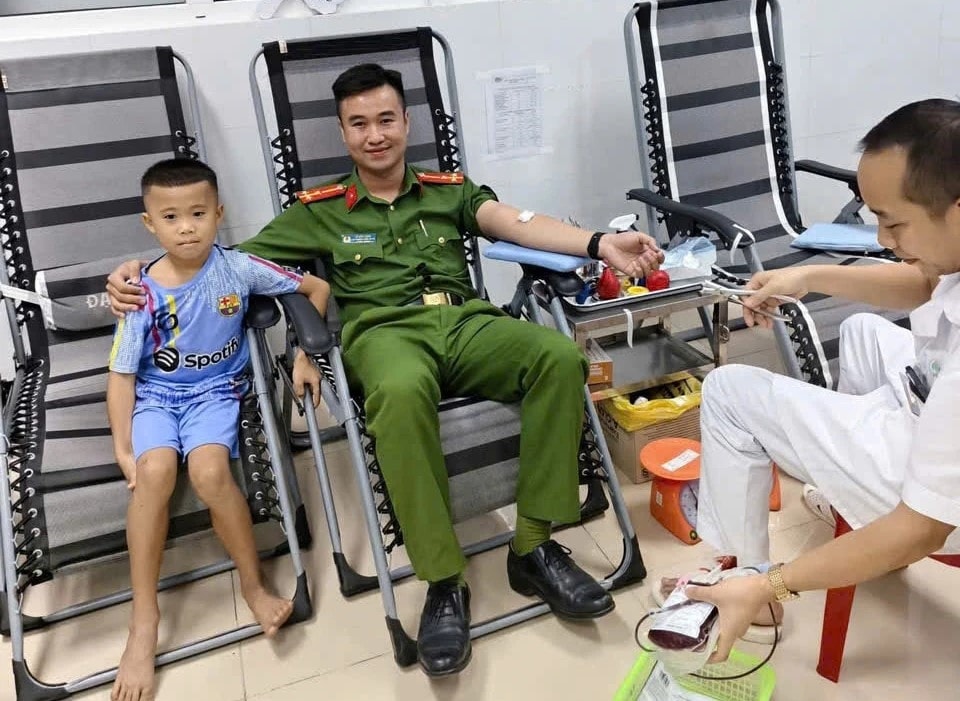 Thượng úy Lê Đức Long - Phó Trưởng Công an xã Trung Lý hiến máu kịp thời giúp cháu Thịnh tiếp tục điều trị bệnh.(ảnh V. Thiện)