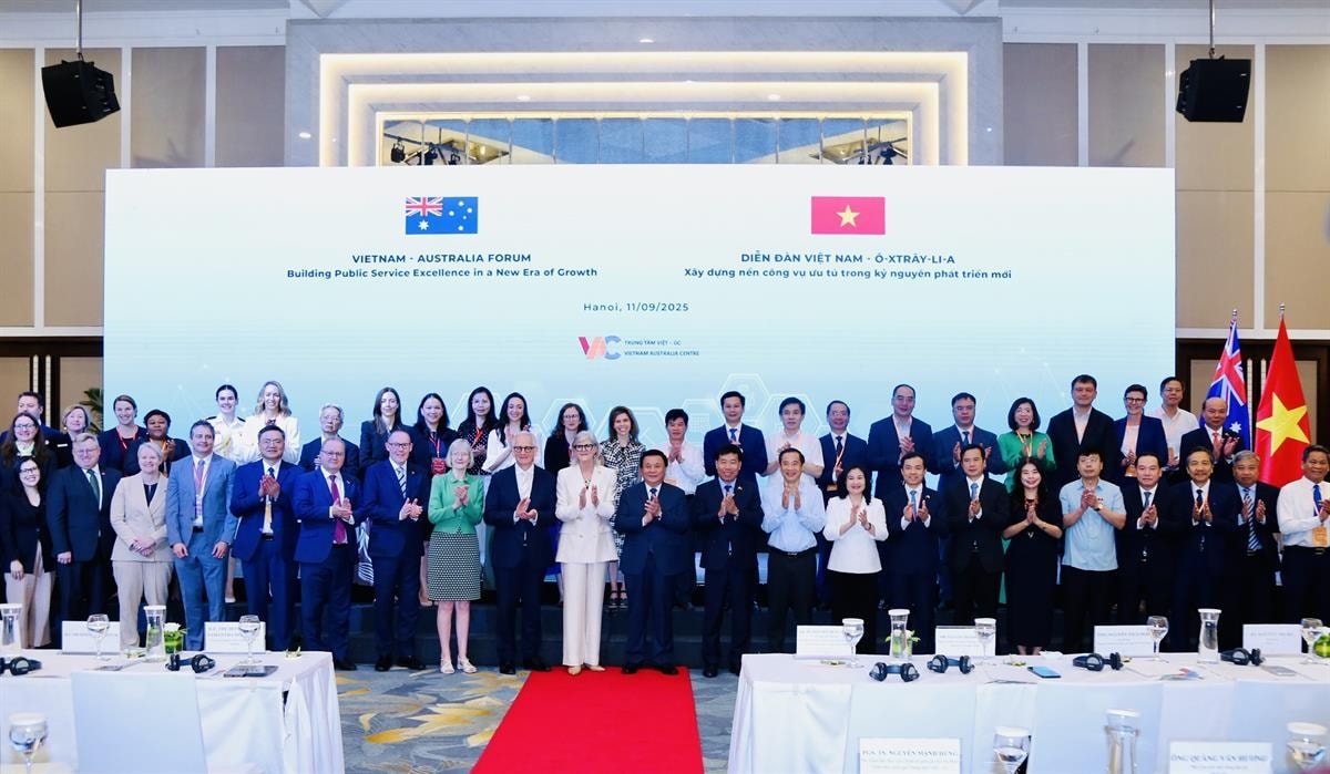 Các đại biểu chụp ảnh lưu niệm tại Diễn đàn