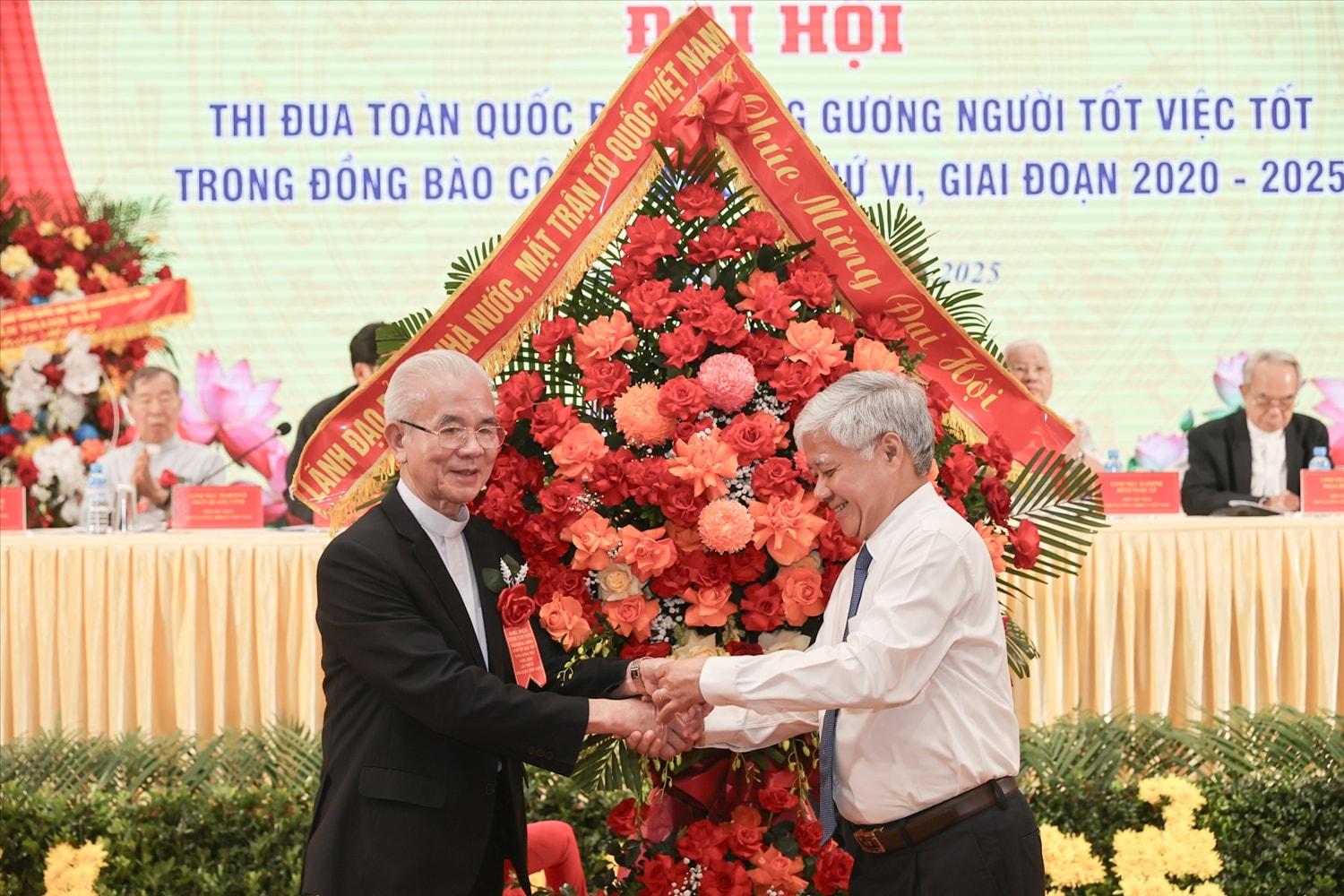 Chủ tịch Ủy ban Trung ương MTTQ Việt Nam Đỗ Văn Chiến tặng hoa chúc mừng Đại hội và Linh mục Trần Xuân Mạnh, Chủ tịch Trung ương UBĐKCG Việt Nam - Ảnh: Lê Anh Dũng. Chủ tịch Ủy ban Trung ương MTTQ Việt Nam Đỗ Văn Chiến tặng hoa chúc mừng Đại hội và Linh mục Trần Xuân Mạnh, Chủ tịch Trung ương UBĐKCG Việt Nam - Ảnh: Lê Anh Dũng.