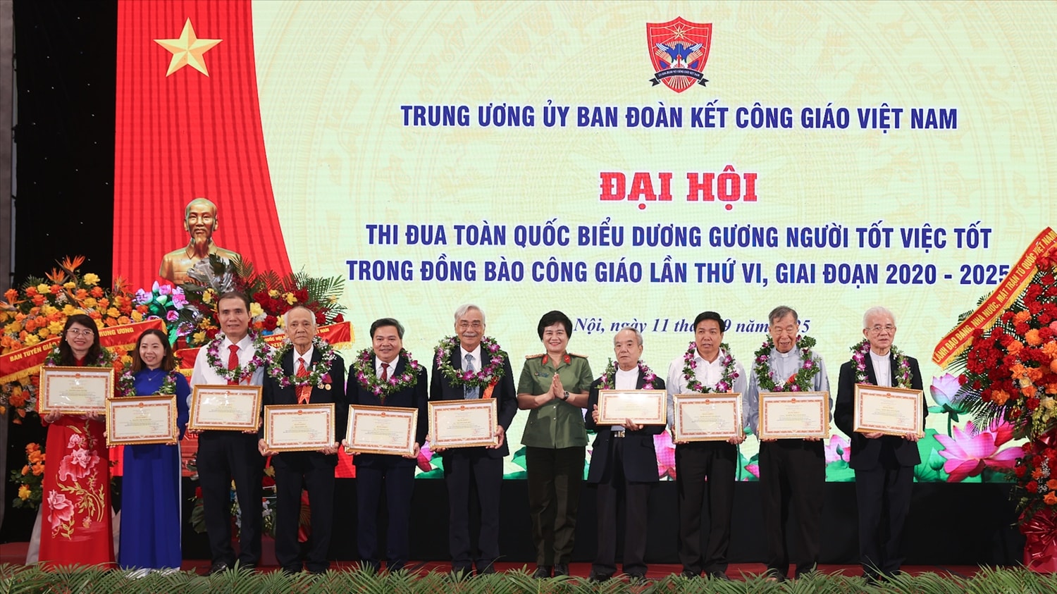 Bộ trưởng Bộ Công an tăng Bằng khen cho 9 tập thể và 10 cá nhân - Ảnh: Lê Anh Dũng. Bộ trưởng Bộ Công an tăng Bằng khen cho 9 tập thể và 10 cá nhân - Ảnh: Lê Anh Dũng.