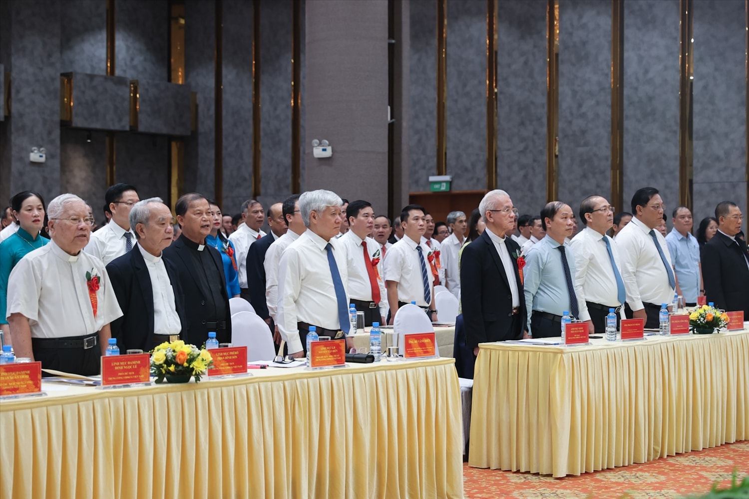 Các đại biểu dự Đại hội thực hiện nghi lễ Chào cờ - Ảnh: Lê Anh Dũng. Các đại biểu dự Đại hội thực hiện nghi lễ Chào cờ - Ảnh: Lê Anh Dũng.