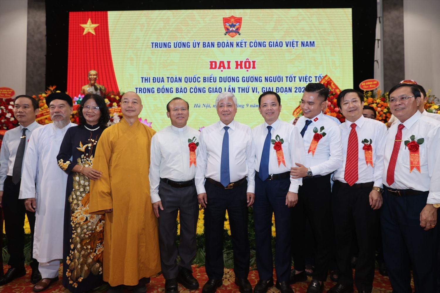 Chủ tịch Ủy ban Trung ương MTTQ Việt Nam Đỗ Văn Chiến chụp ảnh lưu niệm cùng các đại biểu dự Đại hội - Ảnh: Lê Anh Dũng. Chủ tịch Ủy ban Trung ương MTTQ Việt Nam Đỗ Văn Chiến chụp ảnh lưu niệm cùng các đại biểu dự Đại hội - Ảnh: Lê Anh Dũng.