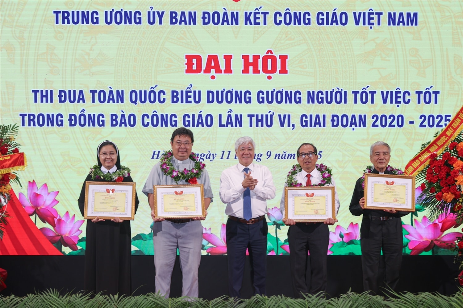 Chủ tịch Ủy ban Trung ương MTTQ Việt Nam Đỗ Văn Chiến tặng Bằng khen cho 4 tập thể thuộc Trung ương UBĐKCG Việt Nam - Ảnh: Lê Anh Dũng. Chủ tịch Ủy ban Trung ương MTTQ Việt Nam Đỗ Văn Chiến tặng Bằng khen cho 4 tập thể thuộc Trung ương UBĐKCG Việt Nam - Ảnh: Lê Anh Dũng.