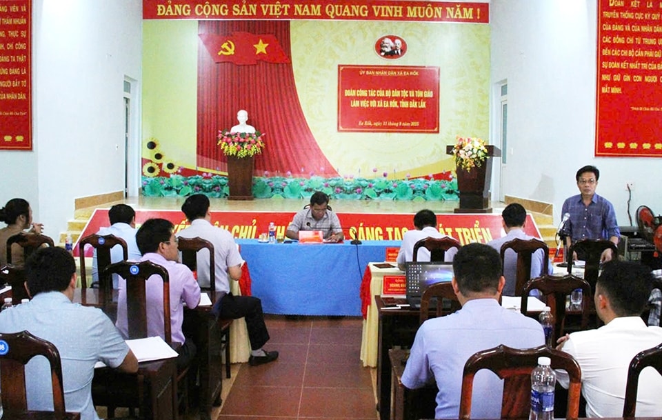 Đại diện địa phương báo cáo với Đoàn công tác. (Ảnh: Lê Hường)