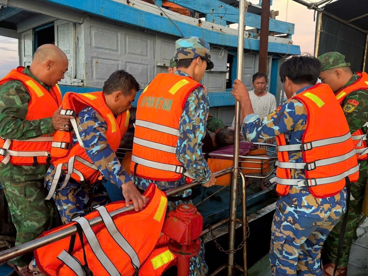 Lực lượng Bộ đội Biên phòng Đà Nẵng kịp thời hỗ trợ cứu ngư dân gặp nạn trên biển. (Ảnh Bộ đội Biên phòng TP Đà Nẵng). Lực lượng Bộ đội Biên phòng Đà Nẵng kịp thời hỗ trợ cứu ngư dân gặp nạn trên biển. (Ảnh Bộ đội Biên phòng TP Đà Nẵng).