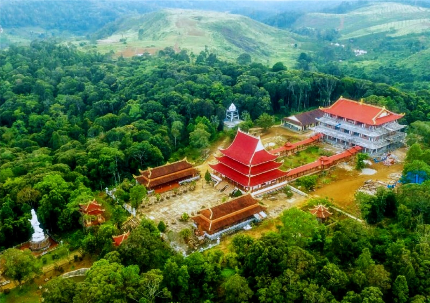 Chùa không chỉ nổi tiếng về sự linh thiêng mà kiến trúc và khung cảnh tuyệt vời. Chùa không chỉ nổi tiếng về sự linh thiêng mà kiến trúc và khung cảnh tuyệt vời.