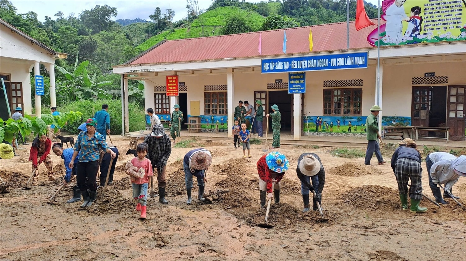 Đồn Biên phòng Tam Hợp phối hợp với Trường Tiểu học xã Tam Thái và Nhân dân bản Phà Lõm dọn dẹp sau lũ, chuẩn bị cho năm học mới - Ảnh: T.H Đồn Biên phòng Tam Hợp phối hợp với Trường Tiểu học xã Tam Thái và Nhân dân bản Phà Lõm dọn dẹp sau lũ, chuẩn bị cho năm học mới - Ảnh: T.H