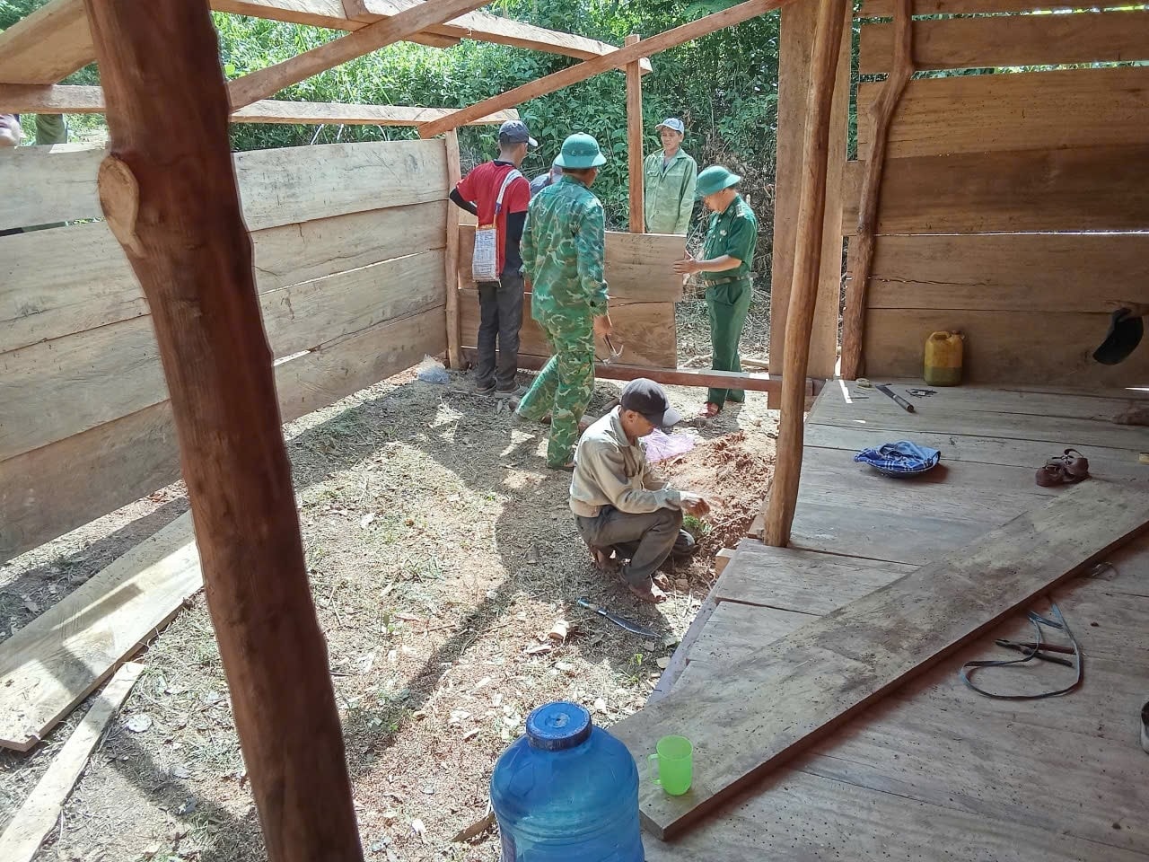 Dựng nhà cho ông Lương Văn Súng ở bản Xằng Trên, xã Mỹ Lý - Ảnh: T.H Dựng nhà cho ông Lương Văn Súng ở bản Xằng Trên, xã Mỹ Lý - Ảnh: T.H