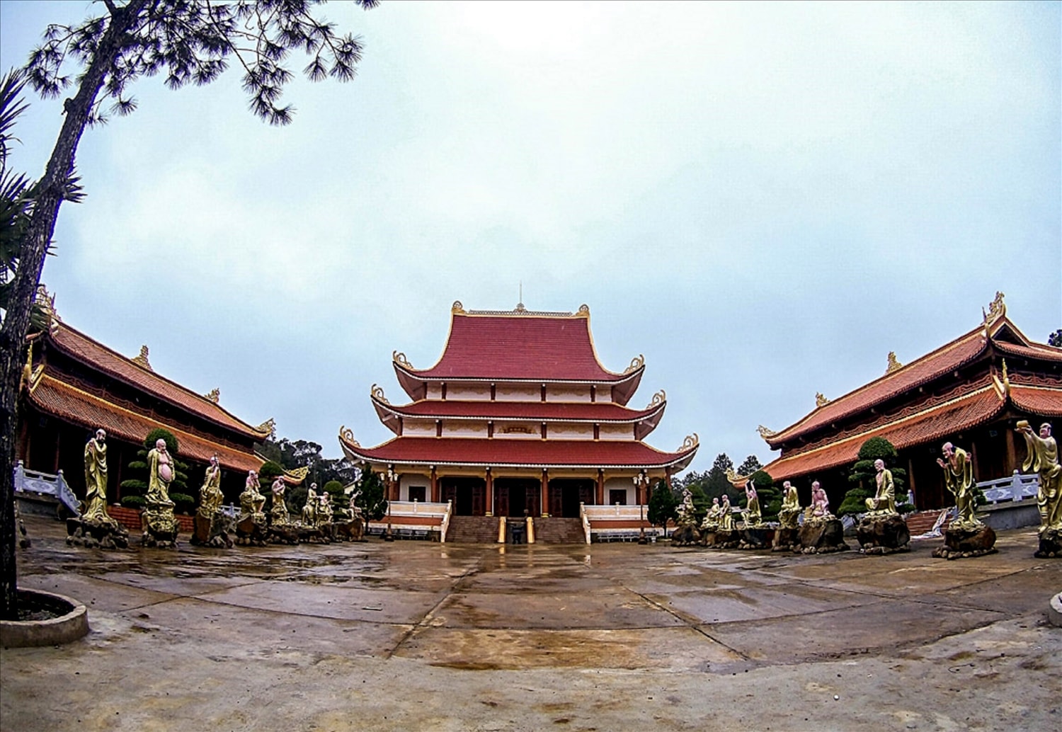 Chùa Khánh Lâm là sự kết hợp độc đáo giữa thiết kế đình chùa truyền thống với kiến trúc nhà rông Tây Nguyên. Chùa Khánh Lâm là sự kết hợp độc đáo giữa thiết kế đình chùa truyền thống với kiến trúc nhà rông Tây Nguyên.