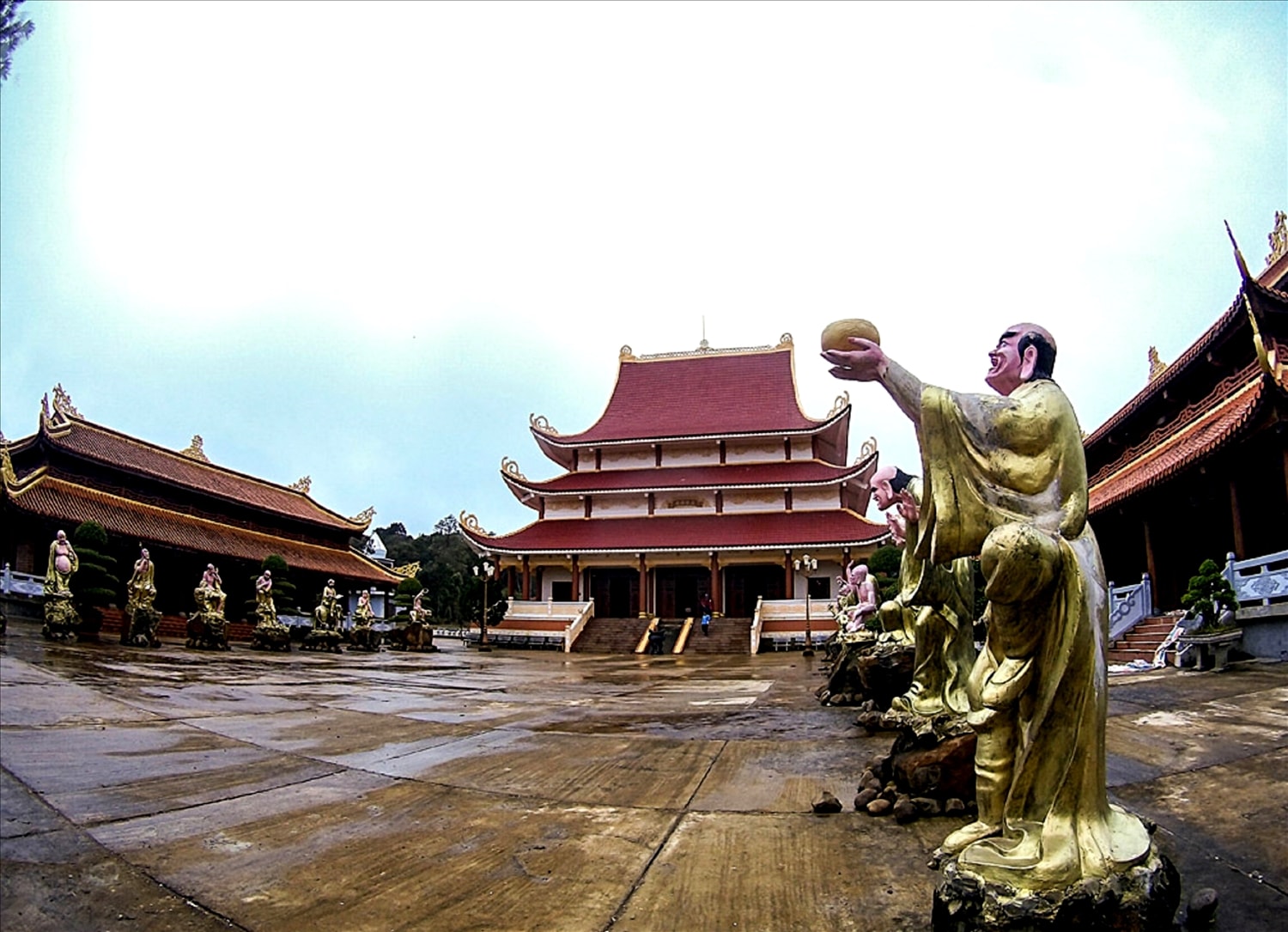 Hai bên sân tiền Chánh điện là hai dãy nhà Tây Lan và Đông Lan. Hai bên sân tiền Chánh điện là hai dãy nhà Tây Lan và Đông Lan.