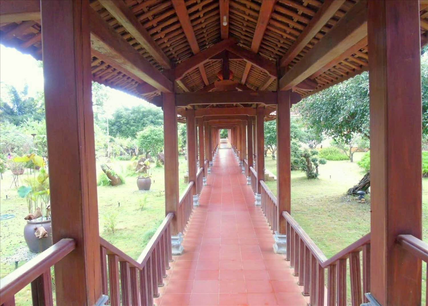 Hành lang cầu thang cực đẹp dẫn lên chánh điện. Hành lang cầu thang cực đẹp dẫn lên chánh điện.