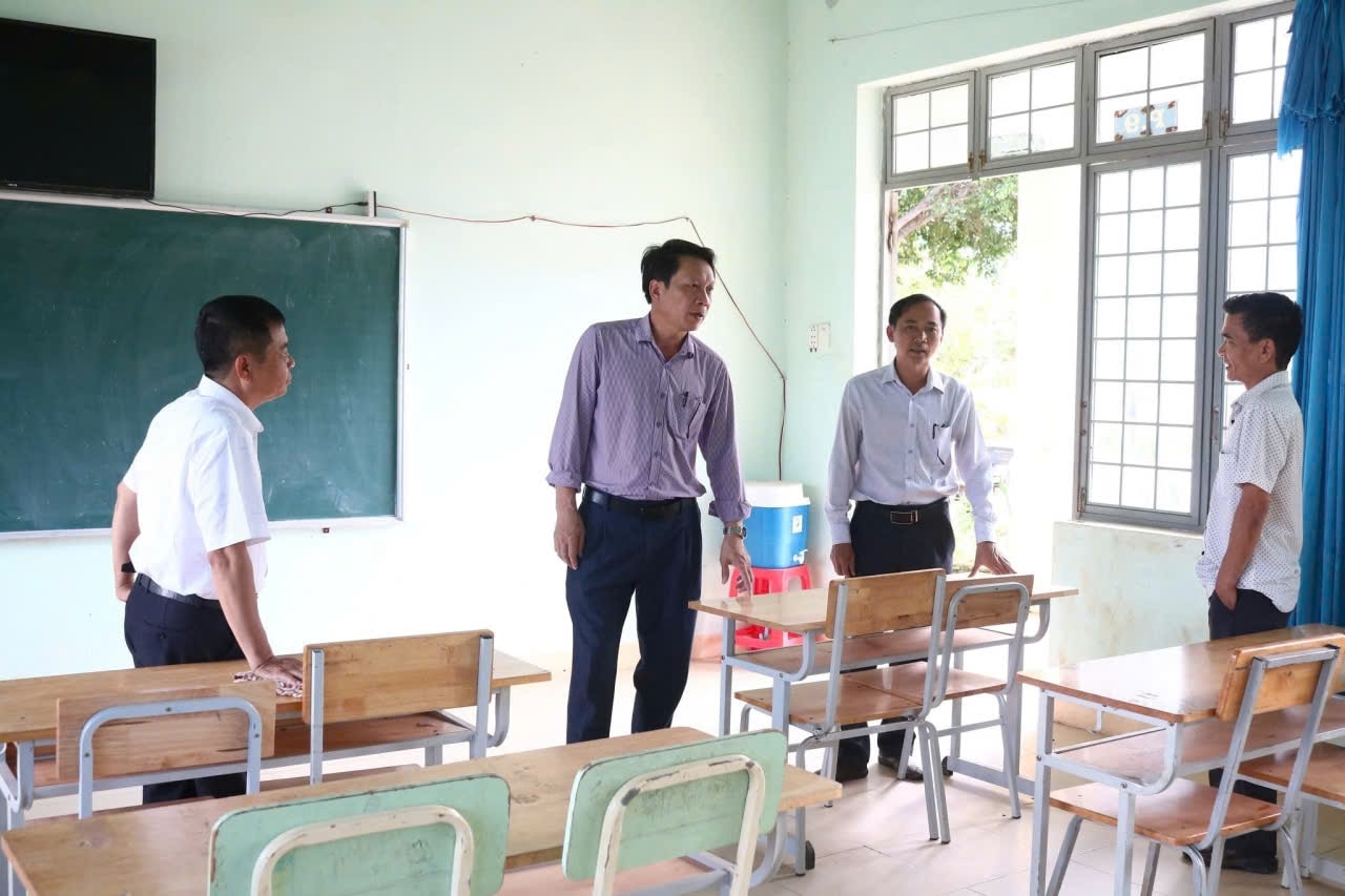 Ông Nguyễn Bá Thành (thứ 2 từ trái sang), Phó Chủ tịch UBND xã Tu Mơ Rông kiểm tra công tác chuẩn bị khai giảng năm học mới tại Trường PTDTBT THCS Kpă Klơng. (Ảnh: Ngọc Chí) 