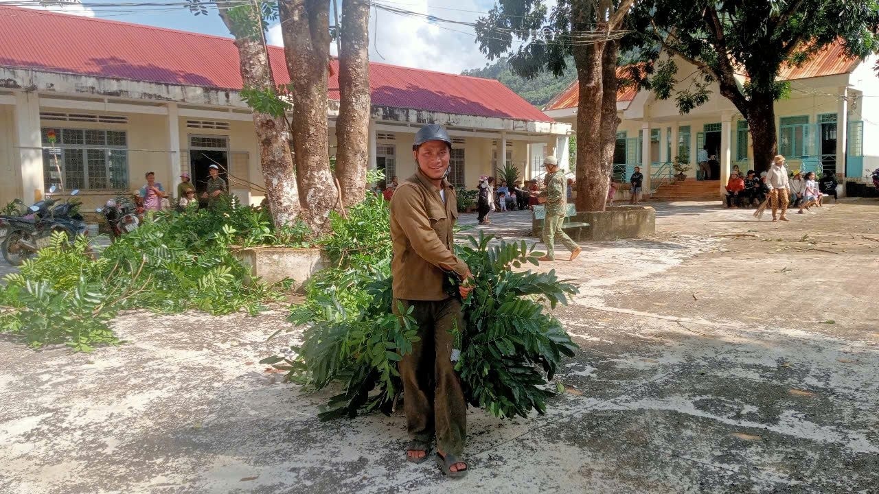 Nhiều phụ huynh ở các xã vùng đồng bào DTTS tỉnh Quảng Ngãi đến trường hỗ trợ thầy, cô giáo chuẩn bị cho năm học mới 2025 – 2026. (Ảnh: Ngọc Chí)