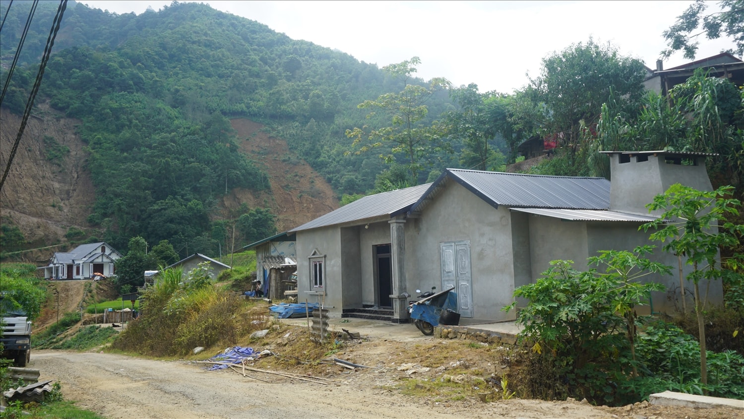 Trong 3 năm xã A Mú Sung đã xây mới, xửa chữa gần 400 ngôi nhà (ảnh Trọng Bảo)