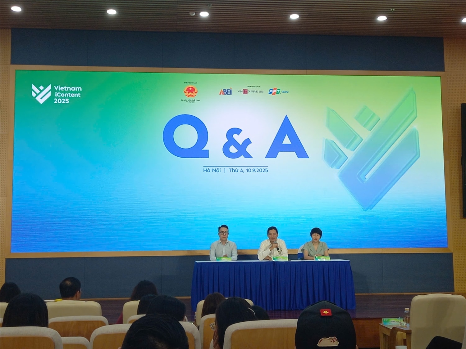Ban Tổ chức giao lưu, trao đổi thông tin với các đại biểu tham dự Chương trình