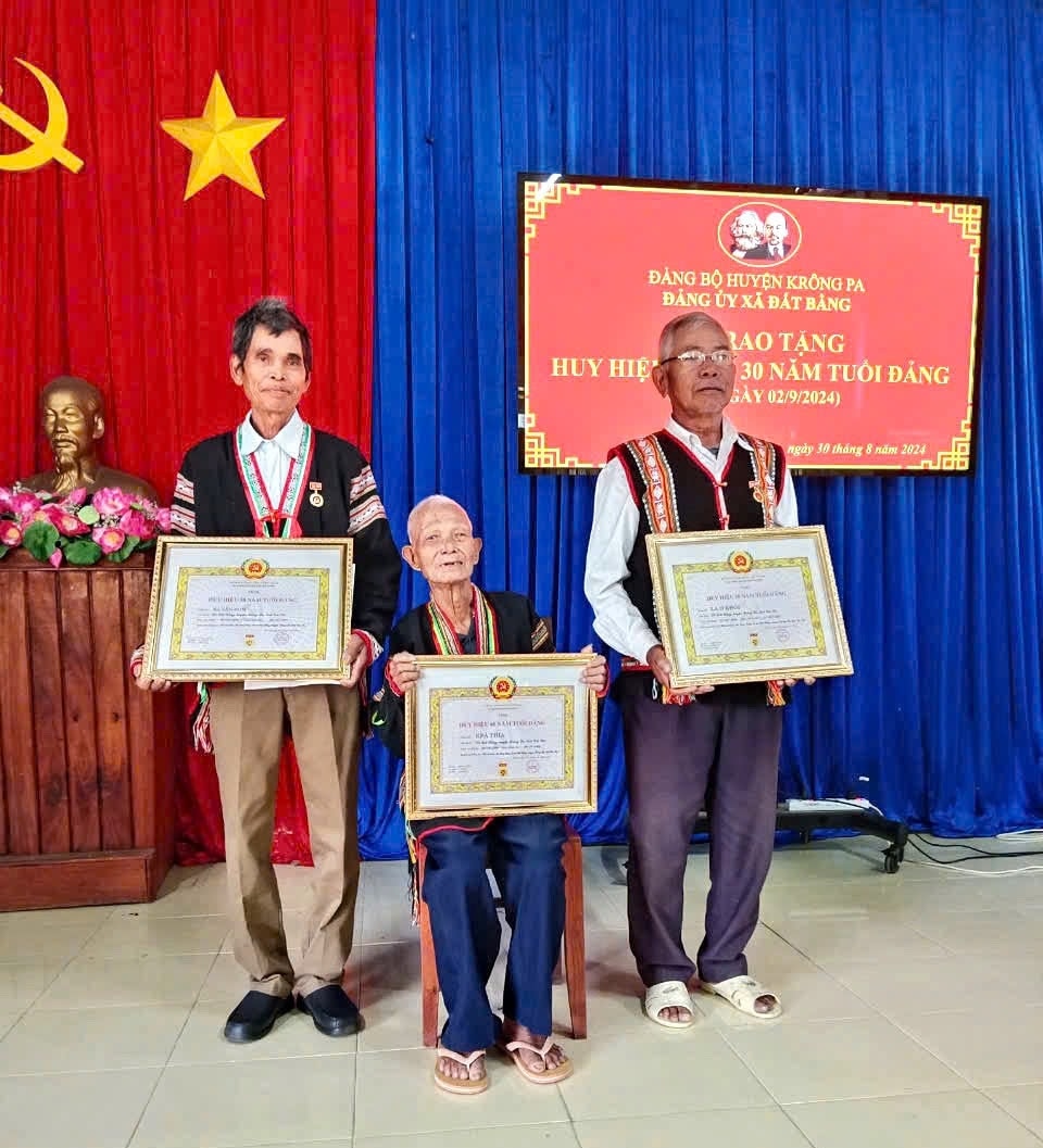 Già làng Ama Giai (ngồi giữa) nhận Huy hiệu 60 năm tuổi Đảng (Ảnh H.Quy) Già làng Ama Giai (ngồi giữa) nhận Huy hiệu 60 năm tuổi Đảng (Ảnh H.Quy)