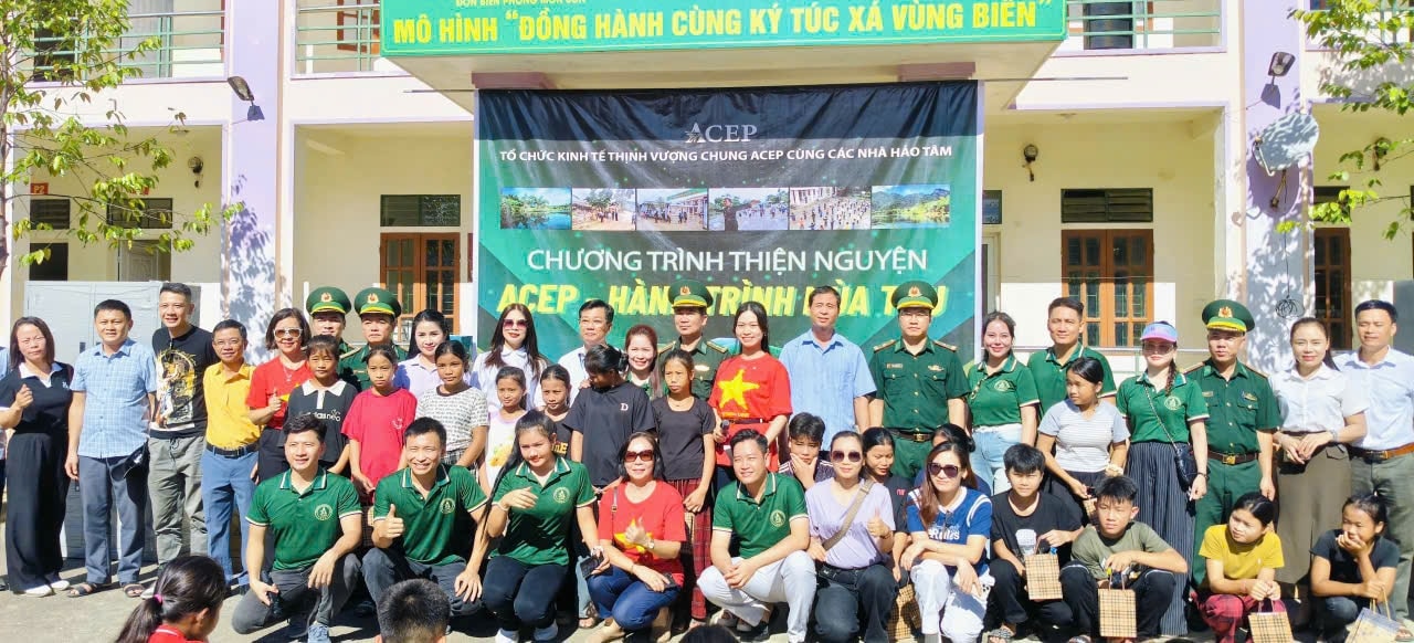 Các cán bộ Biên phòng, lãnh đạo chính quyền, nhà trường cùng các nhà hảo tâm chụp ảnh lưu niệm tại Trường THCS Môn Sơn .