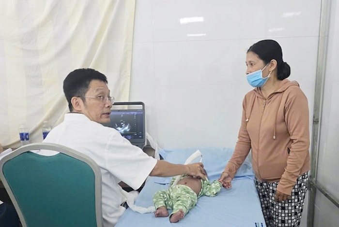 Bác sĩ Bệnh viện Trung ương Huế khám sàng lọc tim cho trẻ em tại Bệnh viện Bình Định. (Ảnh H.Quy) Bác sĩ Bệnh viện Trung ương Huế khám sàng lọc tim cho trẻ em tại Bệnh viện Bình Định. (Ảnh H.Quy)