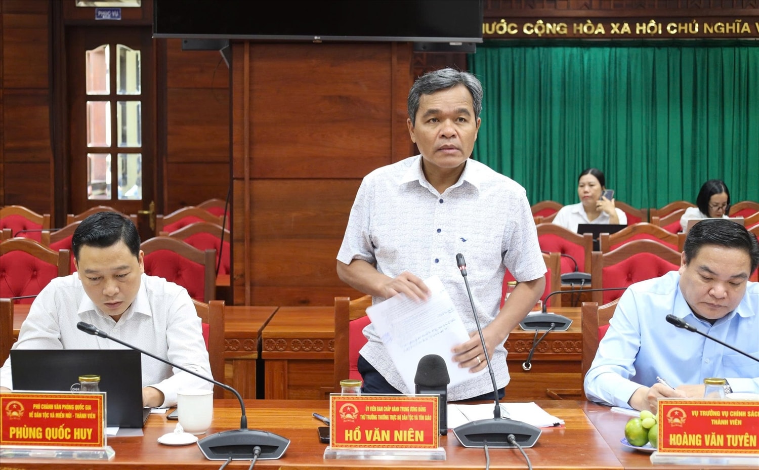 Thứ  trưởng Thường trực Bộ Dân tộc và Tôn giáo Hồ Văn Niên phát biểu tại buổi làm việc (Ảnh: Lê Hường)