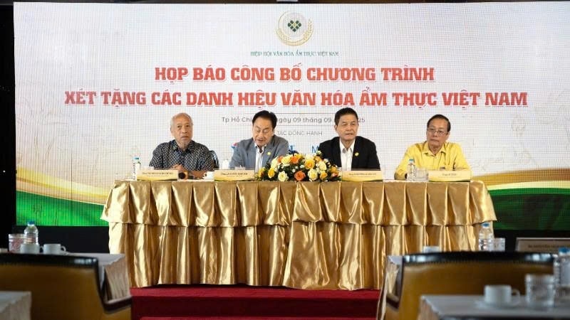 Các đại diện Ban tổ chức chương trình xét tặng Nghệ nhân Văn hóa Ẩm thực Việt Nam trao đổi tại họp báo