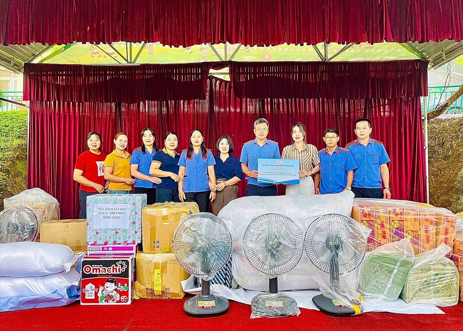 Đại diện đoàn trao quà cho cô và trò nhà trường.
