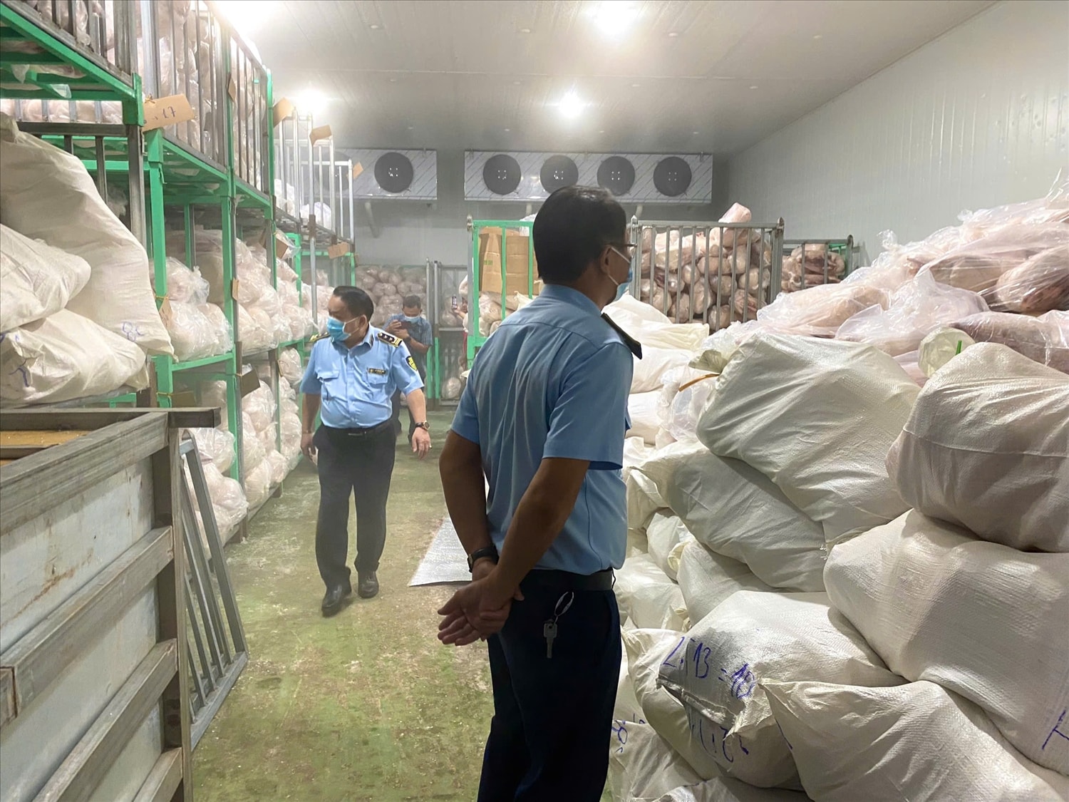 Hơn 100 tấn thịt lợn không rõ nguồn gốc bị lực lượng chức năng tỉnh Gia Lai phát hiện vào chiều ngày 7/8 (Ảnh QLTT cung cấp) Hơn 100 tấn thịt lợn không rõ nguồn gốc bị lực lượng chức năng tỉnh Gia Lai phát hiện vào chiều ngày 7/8 (Ảnh QLTT cung cấp)